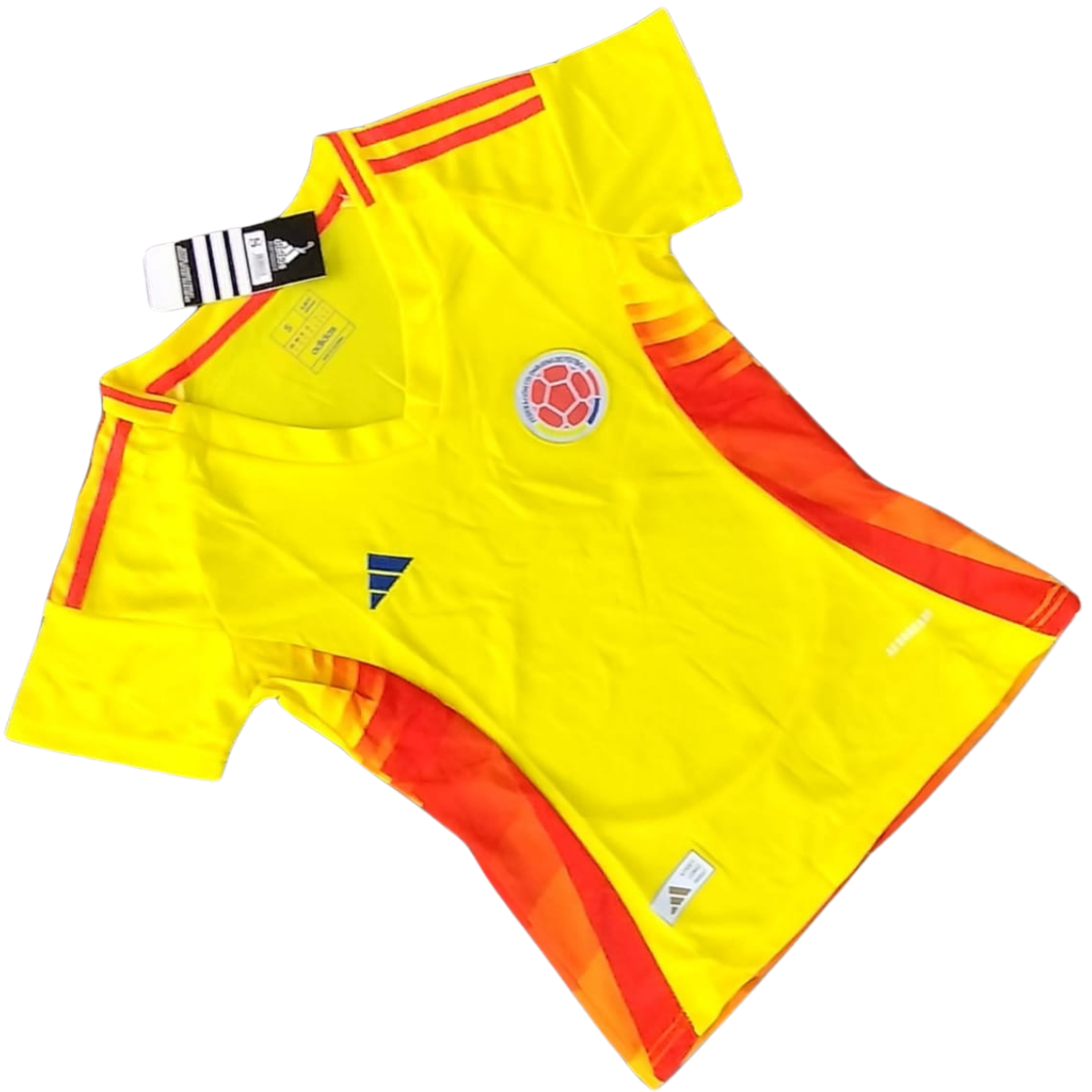 CAMISETA SELECCIÓN COLOMBIA MUJER: LA MEJOR OPCIÓN PARA APOYAR A TU EQUIPO. Si estás buscando una Camiseta Selección Colombia Mujer, has llegado al lugar indicado. En Onlineshoppingcenterg, te ofrecemos las mejores opciones para que puedas vestir con orgullo los colores de la selección de fútbol de Colombia. Tanto si eres una aficionada fiel como si solo estás buscando una prenda de calidad para lucir en los días de partido, aquí encontrarás toda la información que necesitas para realizar la mejor compra.  ¿Por qué comprar una Camiseta Selección Colombia Mujer? Las camisetas de fútbol no solo son una prenda más en el armario de una aficionada, son un símbolo de pasión, orgullo y conexión con el equipo. Cuando compras una Camiseta Selección Colombia Mujer, estás apoyando a tu selección y mostrándolo con estilo. Las versiones para mujer están diseñadas especialmente para ofrecer comodidad y un ajuste perfecto a las curvas femeninas, haciéndolas no solo funcionales, sino también elegantes y modernas.  Beneficios de tener una Camiseta Selección Colombia Mujer Conexión con la selección: Al ponerte la camiseta de tu equipo, te sientes más cerca de los jugadores y del éxito de Colombia en el fútbol internacional. Comodidad y estilo: Las camisetas actuales están confeccionadas con materiales de alta calidad, lo que las hace cómodas de llevar durante todo el día. Diseños modernos: Las ediciones recientes de la camiseta de la Selección Colombia para mujer combinan tradición con modernidad, dándote un look deportivo y a la moda. Variedad de opciones: ¿Qué Camiseta Selección Colombia Mujer elegir? En Onlineshoppingcenterg, tenemos varias versiones de la Camiseta Selección Colombia Mujer para que puedas elegir la que más te guste o la que mejor se ajuste a la ocasión. Aquí te damos un resumen de las opciones más populares.